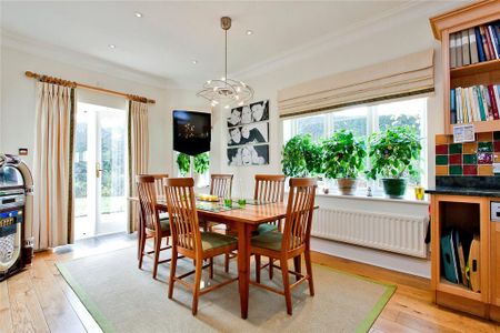 5 bedroom detached house to rent - Photo 4