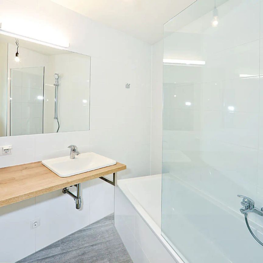 gekühlte 2 Zimmer Wohnung in westlicher Ausrichtung mit freiem Blick und Abstellraum - Photo 1