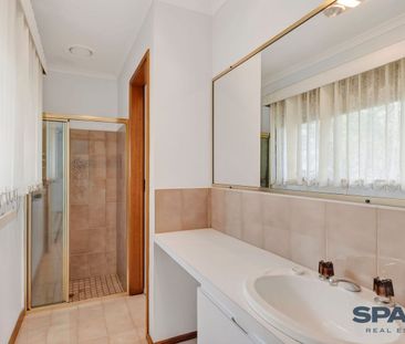 Spacious Family Home in a Prime Keilor Location - Photo 2