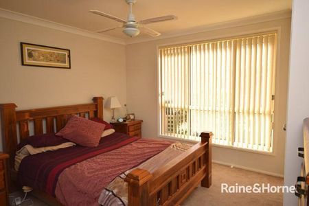 FAMILY HOME WITH SPACIOUS YARD - Photo 3