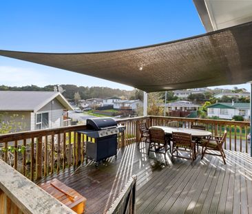 Tidy 3 bedroom home with elevated deck - Photo 5