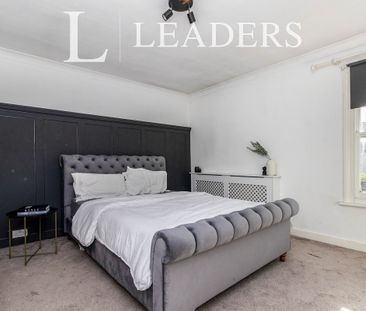 2 bedroom terraced to rent Albert Road, Addlestone, Surrey - Photo 4