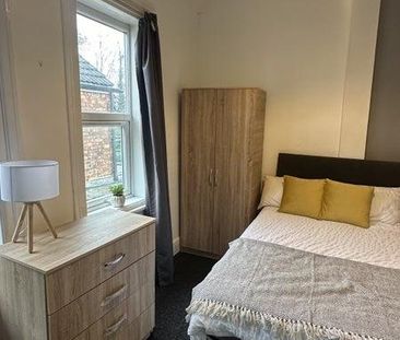 1 bedroom in a flat share to rent - Photo 2