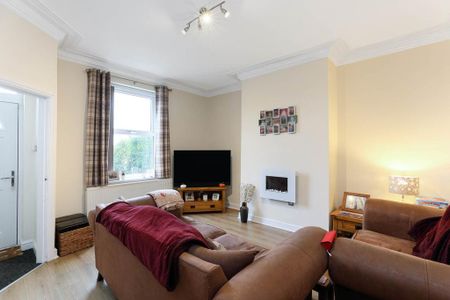4 bedroom end of terrace house to rent - Photo 2