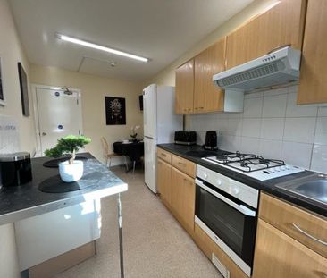 1 bedroom in a flat share to rent - Photo 2