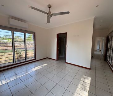 TROPICAL LIVING AT ITS BEST - SPACIOUS FAMILY HOME WITH RESORT STYLE POOL! - Photo 4