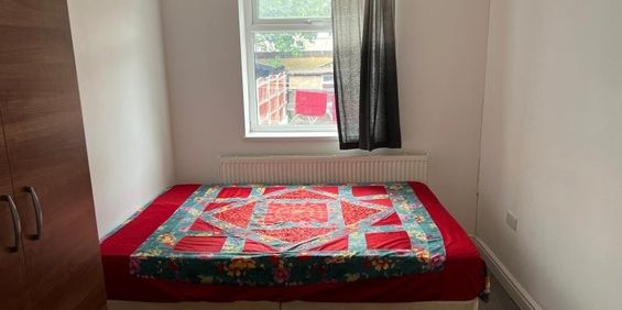 Room in a Shared House, Hampton Road, IG1 - Photo 3