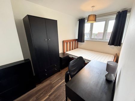 3 Bed Flat, Hatherley House, E17 - Photo 5