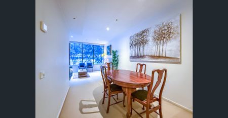 Fully Furnished 2-Bedroom Apartment with Parking in Prime Docklands Location - Photo 3