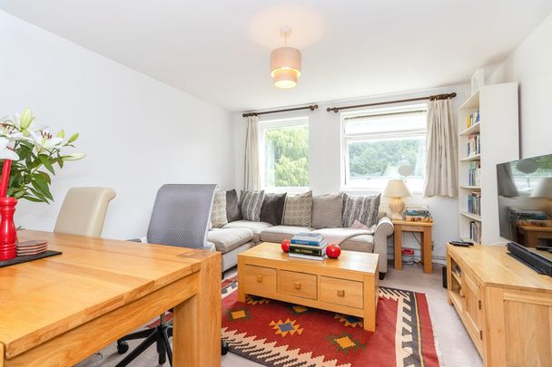 1 bedroom flat to rent Harrowdene Gardens, Teddington, TW11 - Photo 1