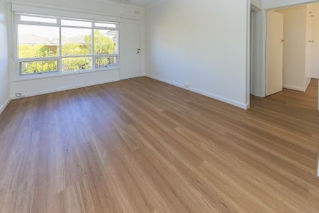 Renovated spacious apartment! - Photo 2