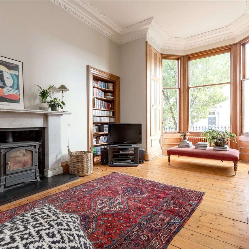 A beautiful five bedroom townhouse set over four floors with a private rear garden, available on an unfurnished basis, located on a popular and quiet residential street in the West End. - Photo 1