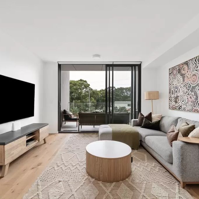 Oversized modern retreat with leafy aspect - Photo 1