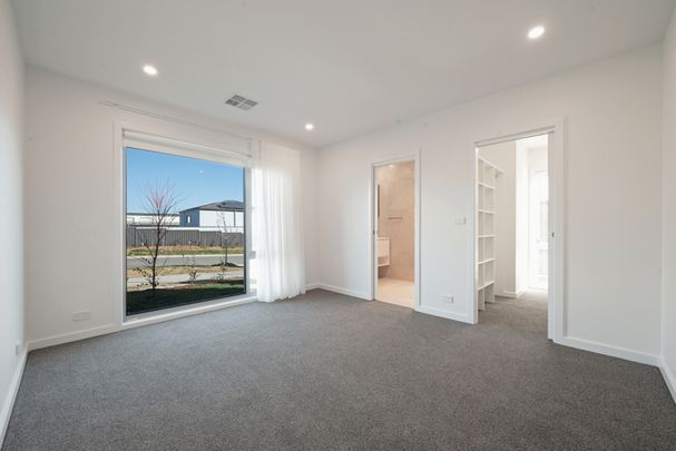 Spacious 4 Bedroom Townhouse - Photo 1