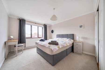 4 Bedroom House To Rent in Greatstone - Photo 4