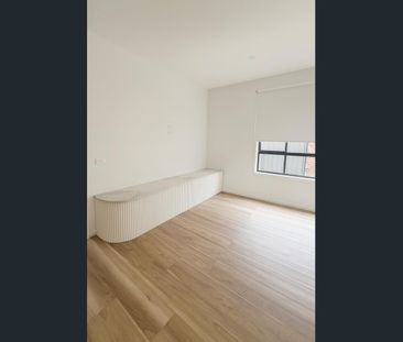 Modern Family Living in a Premium Location** - Photo 4