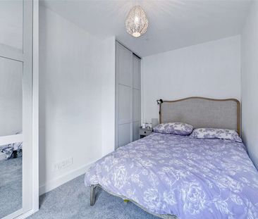 SHORT TERM - An immaculate three bedroom home offered fully furnished - Photo 5