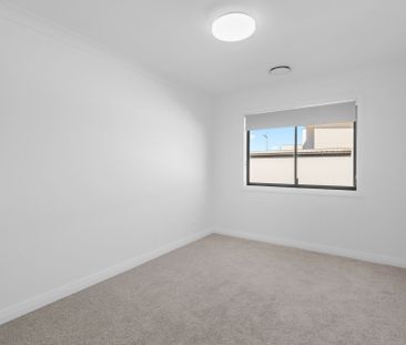 Luxe Family Retreat in Oran Park - Photo 5