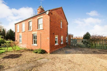 3 bedroom semi-detached house to rent - Photo 3