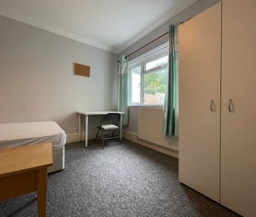 4 bedroom semi-detached house to rent - Photo 6