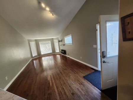 4 Bedroom 3 Bathroom Duplex in Deer Park Northeast!!! - Photo 4