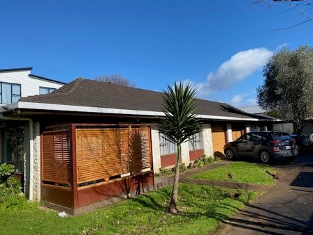 Royal Oak 2 Bedroom Unit in Prime Location - Photo 3