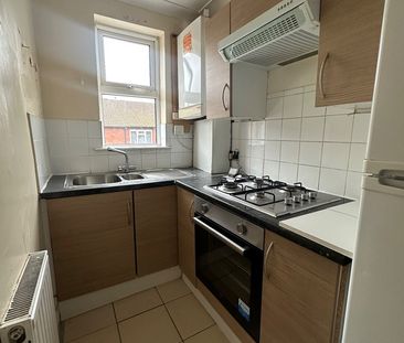 2 Bed Terraced House, Harrow Road, E11 - Photo 2