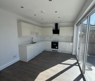 3 bedroom semi-detached house to rent - Photo 4