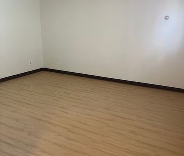 1 BDRM/1 BATH - 409 4TH AVE N - Available NOV 1 - Photo 2