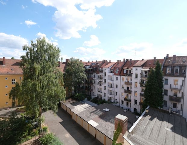 Lichtdurchflutete Altbauwohnung mit Balkon in Schoppershof - Photo 1