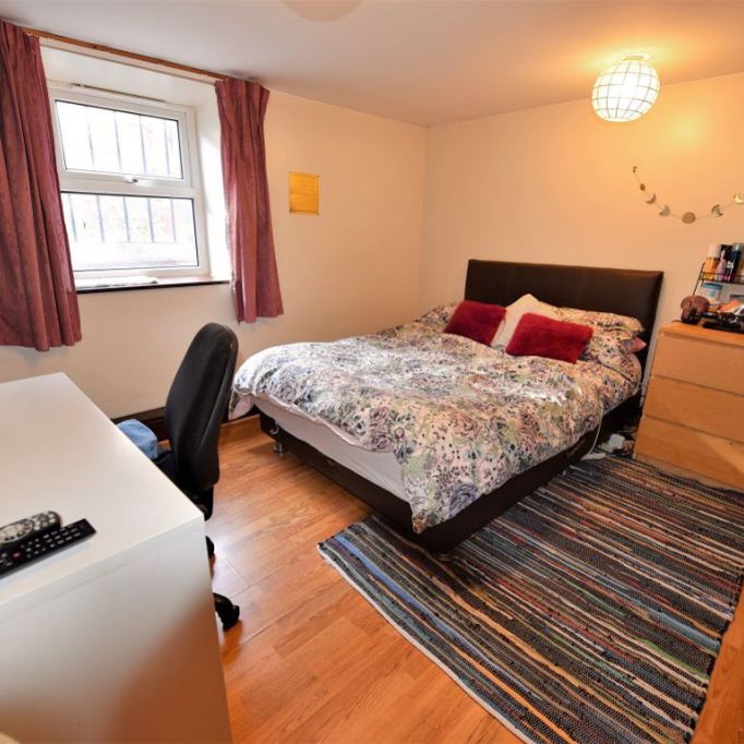 2 bedroom Flat in Harold Grove, Leeds - Photo 1