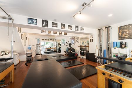 Luxurious Fully Furnished Home with Pool and Gym in Prime Epsom Location - Photo 5