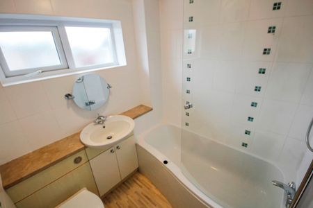 Queens Walk, Bristol, Gloucestershire, BS35 1SS - Photo 5