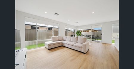 Near new, show home condition, 3 bedroom, 2 bathroom family home is in a great location overlooking parklands. - Photo 3