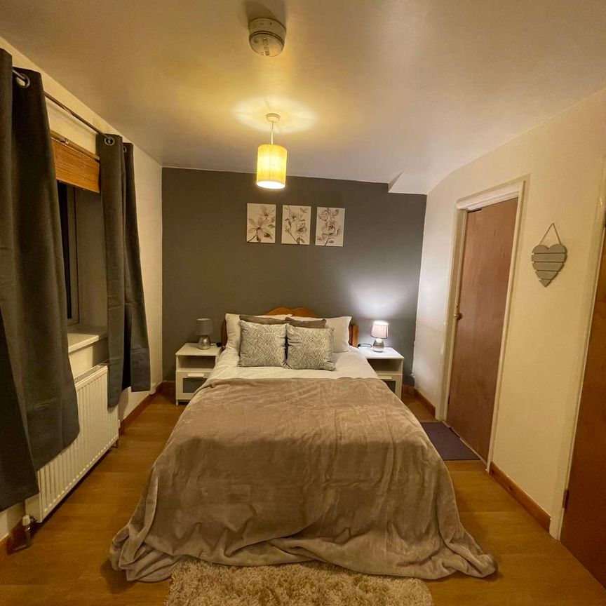 Newly Refurbished Double Room **Great Local Amenities** - Photo 1