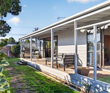 Sunny 2-Bedroom Home with Large Garage – Available Now! - Photo 6