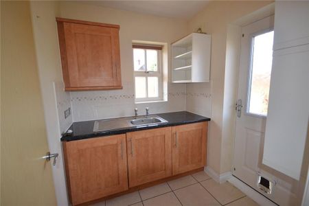 4 bedroom end of terrace house to rent - Photo 2