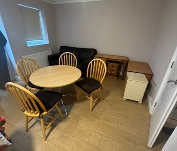 1 Bed Flat, High Road, N11 - Photo 2
