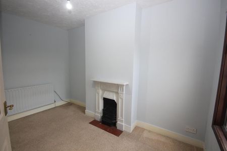 2 bedroom Terraced House to let - Photo 2