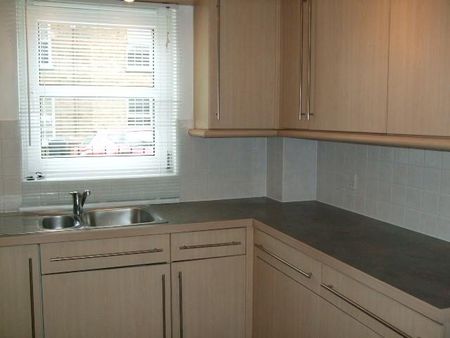 2 bedroom ground floor flat to rent - Photo 5