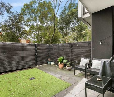 Modern One-Bedroom Apartment with Private Backyard - Photo 5