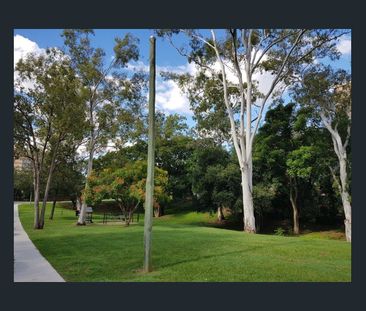 Spacious Unit in Leafy Location - Photo 2