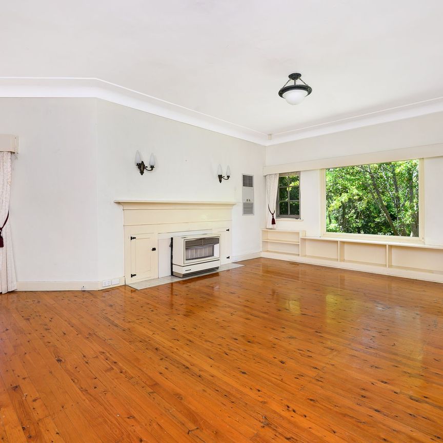 LARGE, NEAR LEVEL GARDENS - 1,189 SQUARE METRES - Photo 1