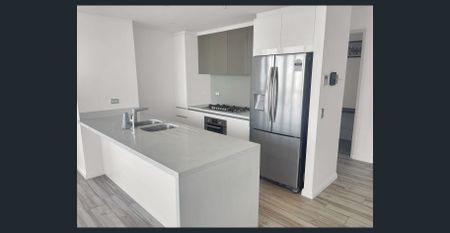 Furnished 3-Bedroom Apartment with Uninterrupted Broadwater & Skyline Views - Photo 5