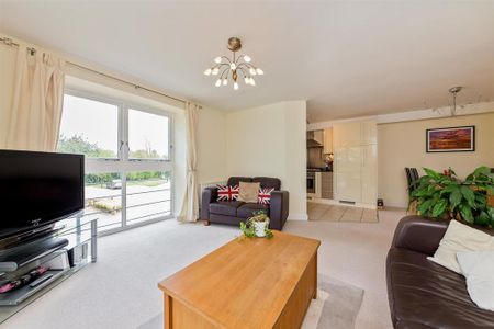 2 bedroom flat to rent - Photo 2