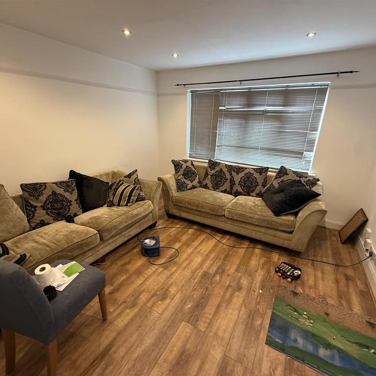 4 bedroom semi-detached house to rent - Photo 1