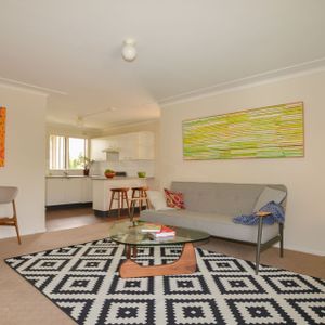 Convenient 2 Bedroom Apartment Close to Everything - Photo 2