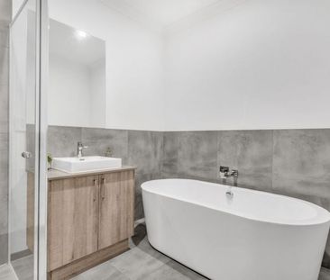Modern Family Home - Photo 2