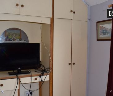 Bright room to rent in 2-bedroom flat in Crumlin, Dublin - Photo 6