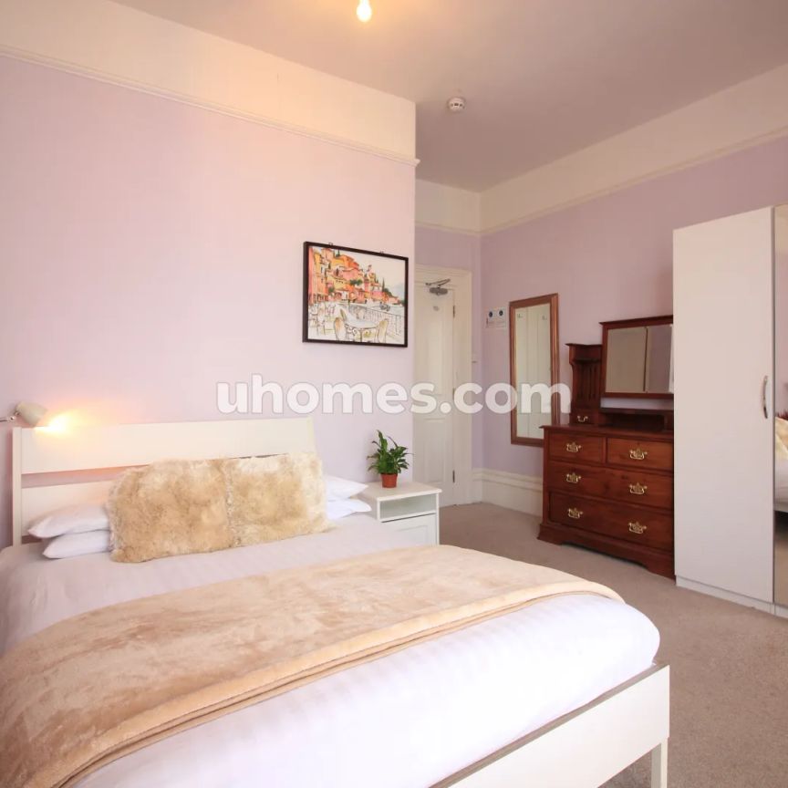 Room 5 - Photo 1